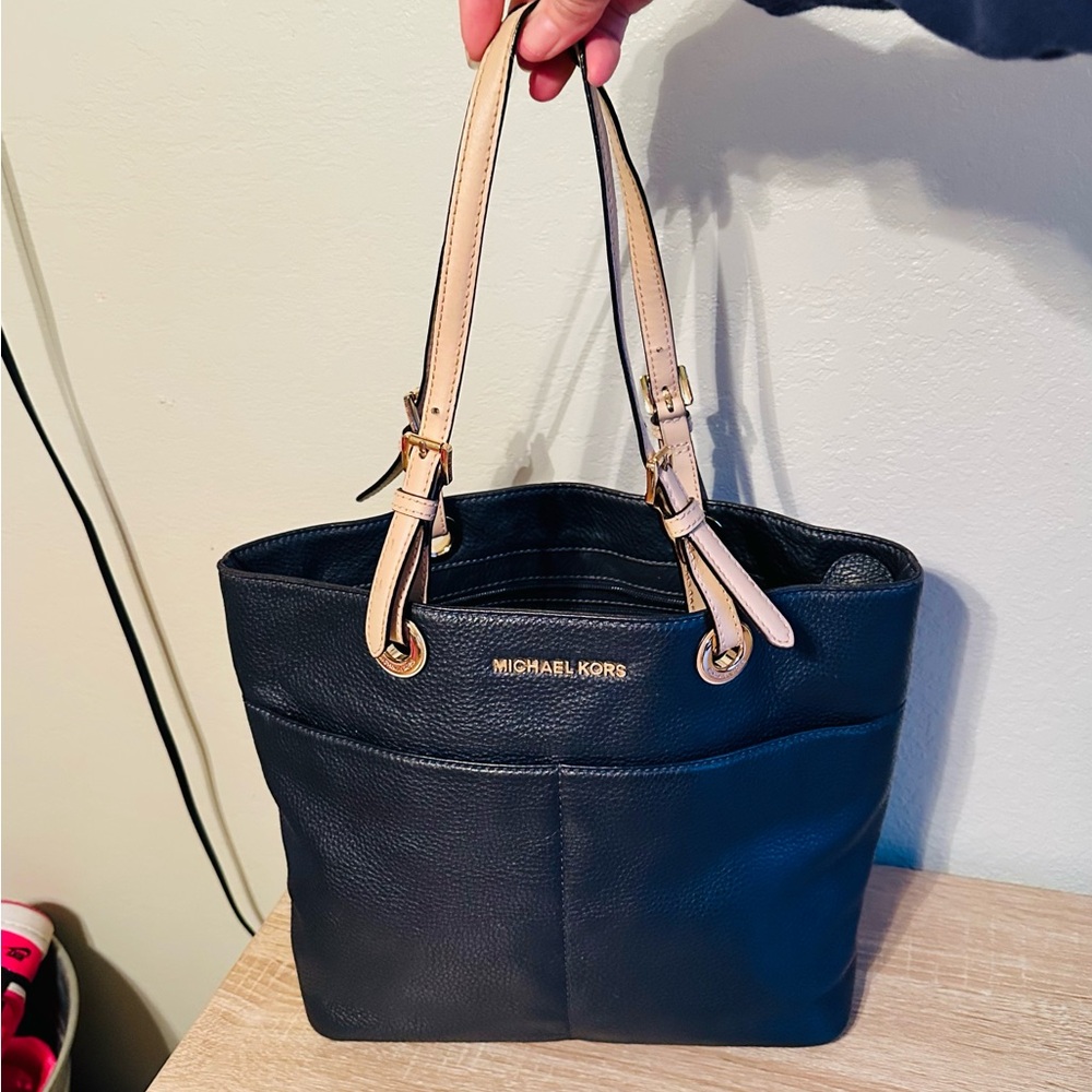 Michael Kors Navy shoulder bag with cream straps.